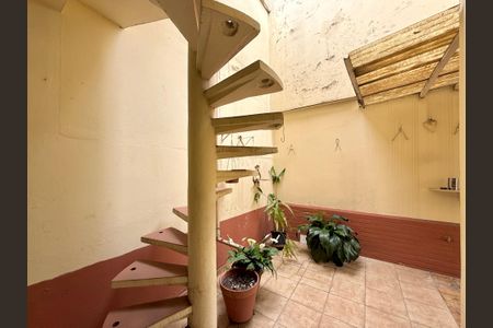 Casa à venda com 200m², 5 quartos e 4 vagas Casa à venda com 200m², 5 quartos e 4 vagasQuintal