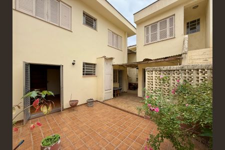 Casa à venda com 200m², 5 quartos e 4 vagas Casa à venda com 200m², 5 quartos e 4 vagasQuintal