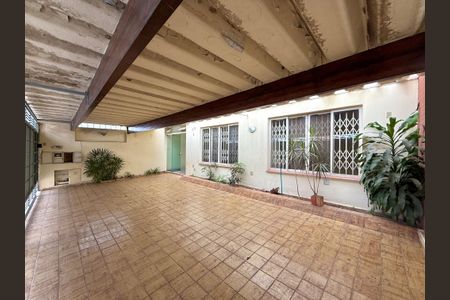 Casa à venda com 200m², 5 quartos e 4 vagas Casa à venda com 200m², 5 quartos e 4 vagasGaragem