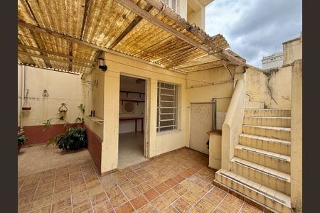 Casa à venda com 200m², 5 quartos e 4 vagas Casa à venda com 200m², 5 quartos e 4 vagasQuintal