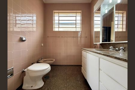 Casa à venda com 200m², 5 quartos e 4 vagas Casa à venda com 200m², 5 quartos e 4 vagasBanheiro Suíte