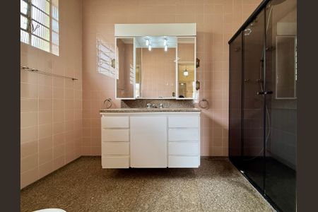 Casa à venda com 200m², 5 quartos e 4 vagas Casa à venda com 200m², 5 quartos e 4 vagasBanheiro Suíte