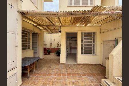 Casa à venda com 200m², 5 quartos e 4 vagas Casa à venda com 200m², 5 quartos e 4 vagasQuintal