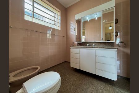 Casa à venda com 200m², 5 quartos e 4 vagas Casa à venda com 200m², 5 quartos e 4 vagasBanheiro Suíte