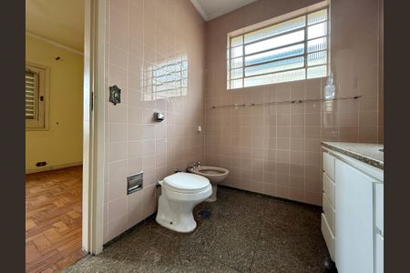 Casa à venda com 200m², 5 quartos e 4 vagas Casa à venda com 200m², 5 quartos e 4 vagasBanheiro Suíte