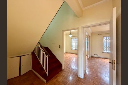 Casa à venda com 200m², 5 quartos e 4 vagas Casa à venda com 200m², 5 quartos e 4 vagasEscadas