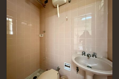 Casa à venda com 200m², 5 quartos e 4 vagas Casa à venda com 200m², 5 quartos e 4 vagasBanheiro de Serviço