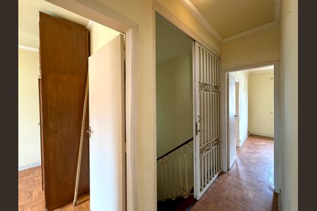 Casa à venda com 200m², 5 quartos e 4 vagas Casa à venda com 200m², 5 quartos e 4 vagasCorredor Quartos