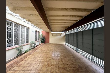 Casa à venda com 200m², 5 quartos e 4 vagas Casa à venda com 200m², 5 quartos e 4 vagasGaragem