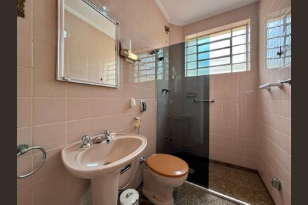 Casa à venda com 200m², 5 quartos e 4 vagas Casa à venda com 200m², 5 quartos e 4 vagasBanheiro Social 2