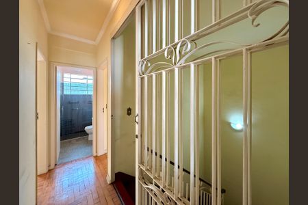 Casa à venda com 200m², 5 quartos e 4 vagas Casa à venda com 200m², 5 quartos e 4 vagasCorredor Quartos