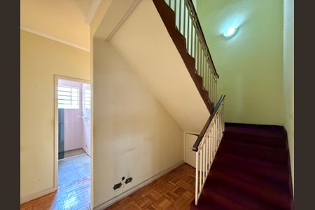 Casa à venda com 200m², 5 quartos e 4 vagas Casa à venda com 200m², 5 quartos e 4 vagasEscadas