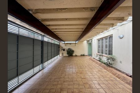 Casa à venda com 200m², 5 quartos e 4 vagas Casa à venda com 200m², 5 quartos e 4 vagasGaragem