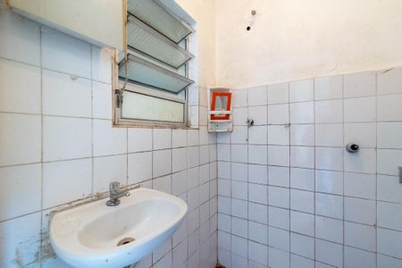 Banheiro de casa para alugar com 1 quarto, 18m² em Vila Guarani (zona Sul), São Paulo