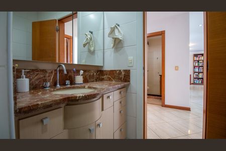 Apartamento à venda com 130m², 3 quartos e 2 vagasBanheiro 1