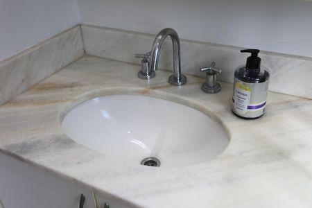 Apartamento à venda com 72m², 2 quartos e 2 vagas Apartamento à venda com 72m², 2 quartos e 2 vagasBanheiro da Suíte 1