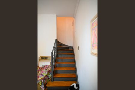 Casa para alugar com 180m², 2 quartos e 1 vaga Casa para alugar com 180m², 2 quartos e 1 vagaEscadas para Dormitórios