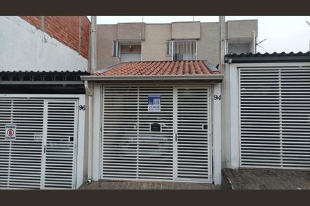 Casa à venda com 220m², 2 quartos e 2 vagas Casa à venda com 220m², 2 quartos e 2 vagasFachada