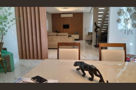 Casa à venda com 3 quartos, 280m² em Vila Carrão, São Paulo