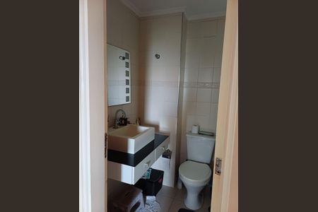 Banheiro de apartamento para alugar com 2 quartos, 60m² em Jardim Tupanci, Barueri