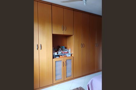Quarto de apartamento para alugar com 2 quartos, 60m² em Jardim Tupanci, Barueri