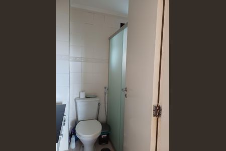 Banheiro de apartamento para alugar com 2 quartos, 60m² em Jardim Tupanci, Barueri