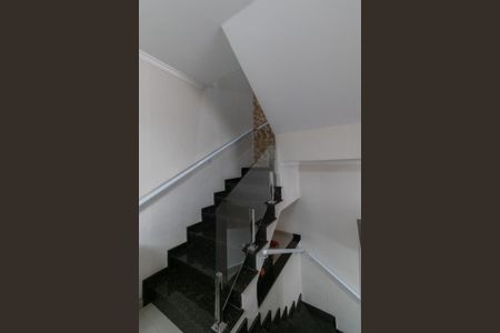 Casa de condomínio à venda com 160m², 3 quartos e 3 vagas Casa de condomínio à venda com 160m², 3 quartos e 3 vagasEscada