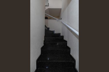 Casa de condomínio à venda com 160m², 3 quartos e 3 vagas Casa de condomínio à venda com 160m², 3 quartos e 3 vagasEscada