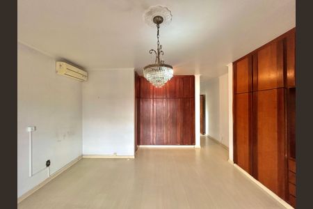 Casa à venda com 390m², 4 quartos e 2 vagasSuíte