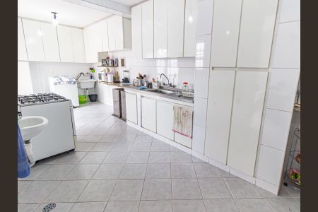 Casa à venda com 240m², 3 quartos e 3 vagas Casa à venda com 240m², 3 quartos e 3 vagasCozinha e Área de Serviço