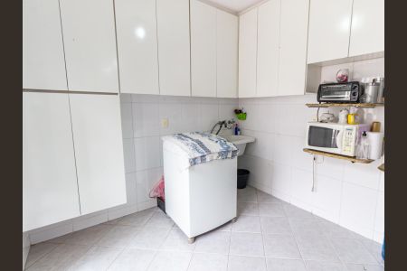 Casa à venda com 240m², 3 quartos e 3 vagas Casa à venda com 240m², 3 quartos e 3 vagasCozinha e Área de Serviço