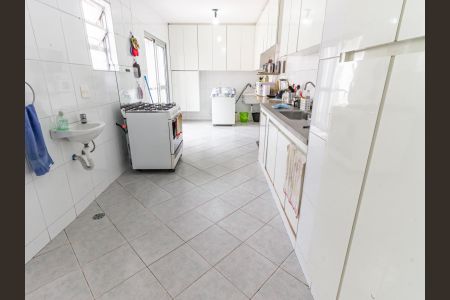 Casa à venda com 240m², 3 quartos e 3 vagas Casa à venda com 240m², 3 quartos e 3 vagasCozinha e Área de Serviço