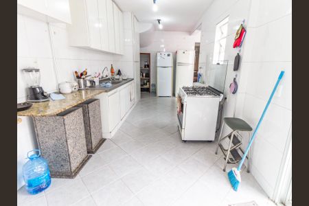 Casa à venda com 240m², 3 quartos e 3 vagas Casa à venda com 240m², 3 quartos e 3 vagasCozinha e Área de Serviço