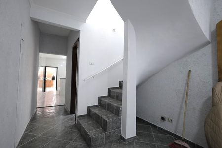 Casa para alugar com 300m², 3 quartos e 6 vagasEscada