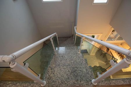 Casa de condomínio à venda com 280m², 3 quartos e 3 vagasEscada 