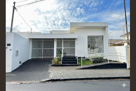 Casa para alugar com 406m², 8 quartos e 1 vaga Casa para alugar com 406m², 8 quartos e 1 vagaFachada