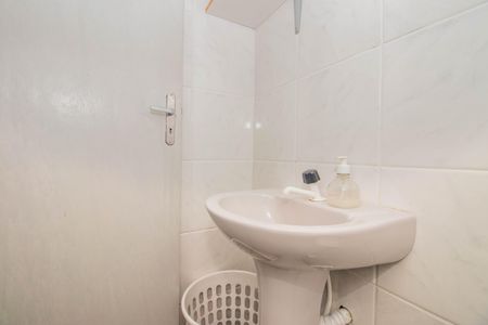 Casa à venda com 132m², 3 quartos e 5 vagas Casa à venda com 132m², 3 quartos e 5 vagasBanheiro da Peça Auxiliar