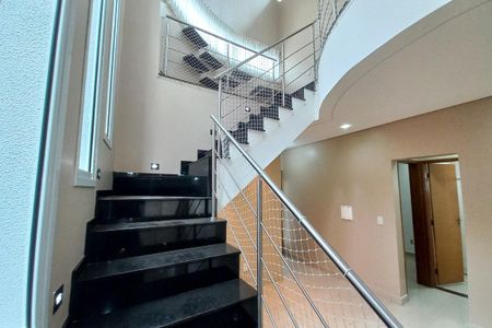 Casa de condomínio à venda com 248m², 3 quartos e 4 vagasEscada 