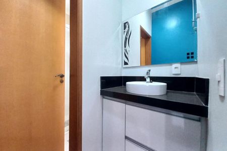 Casa de condomínio à venda com 248m², 3 quartos e 4 vagasBanheiro 