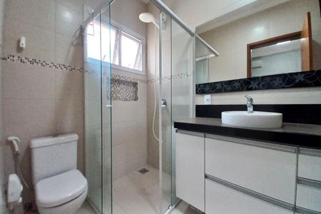 Casa de condomínio à venda com 248m², 3 quartos e 4 vagasBanheiro da Suíte