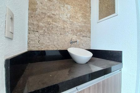 Casa de condomínio à venda com 248m², 3 quartos e 4 vagasBanheiro 