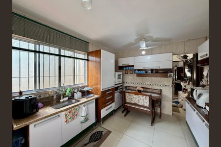 Casa para alugar com 180m², 4 quartos e 2 vagas Casa para alugar com 180m², 4 quartos e 2 vagasCozinha