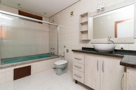 Casa à venda com 341m², 3 quartos e 8 vagasBanheiro 1