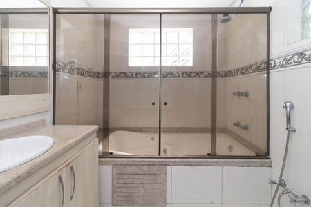 Casa à venda com 341m², 3 quartos e 8 vagasBanheiro da Suíte