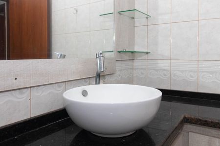 Casa à venda com 341m², 3 quartos e 8 vagasBanheiro 1