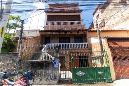 Casa à venda com 200m², 2 quartos e 4 vagas Casa à venda com 200m², 2 quartos e 4 vagasPlaquinha