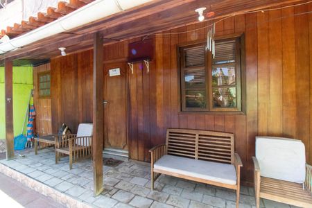 Casa à venda com 200m², 2 quartos e 4 vagas Casa à venda com 200m², 2 quartos e 4 vagasÁrea externa