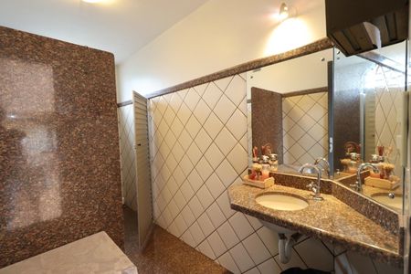 Casa para alugar com 560m², 7 quartos e 8 vagas Casa para alugar com 560m², 7 quartos e 8 vagasÁrea comum - Banheiro