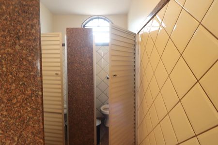 Casa para alugar com 560m², 7 quartos e 8 vagas Casa para alugar com 560m², 7 quartos e 8 vagasÁrea comum - Banheiro