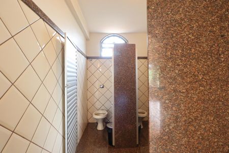 Casa para alugar com 560m², 7 quartos e 8 vagas Casa para alugar com 560m², 7 quartos e 8 vagasÁrea comum - Banheiro